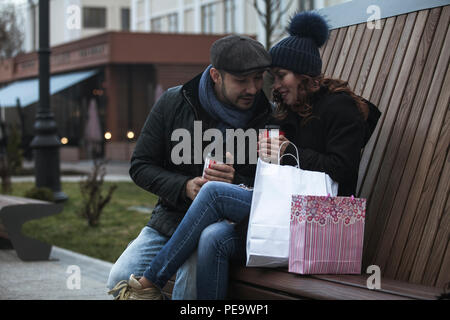 Junge shopping Paar Kaffee trinken und Suchen sehr glücklich Stockfoto