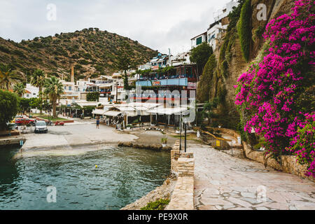 Agia Galini, Kreta, Griechenland - August 2018: Blick in Richtung des Dorfes Agia Galini in Griechenland. Das kleine Fischerdorf liegt im Süden von Kreta. Stockfoto