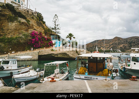 Agia Galini, Kreta, Griechenland - August 2018: Blick in Richtung des Dorfes Agia Galini in Griechenland. Das kleine Fischerdorf liegt im Süden von Kreta. Stockfoto