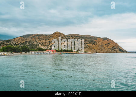 Agia Galini, Kreta, Griechenland - August 2018: Blick in Richtung Meer über das Dorf Agia Galini in Griechenland. Das kleine Fischerdorf liegt im Süden entfernt Stockfoto