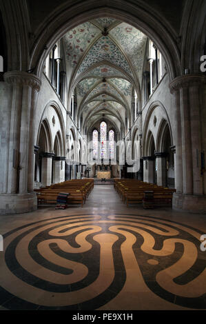 Der Innenraum der Kirche St. Maria und St. Blasius, Boxgrove, mit prominenten Labyrinth in Purbeck Stein. Stockfoto