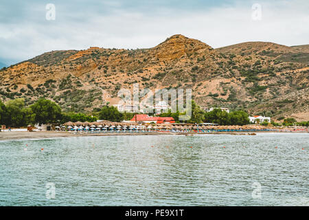 Agia Galini, Kreta, Griechenland - August 2018: Blick in Richtung Meer über das Dorf Agia Galini in Griechenland. Das kleine Fischerdorf liegt im Süden entfernt Stockfoto