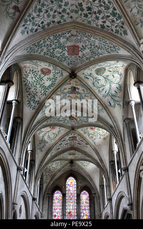 Die Decke der Kirche St. Maria und St. Blasius, Boxgrove, West Sussex. Laub und Heraldik in der Mitte des 16 C von Lambert Bernard gemalt. Stockfoto