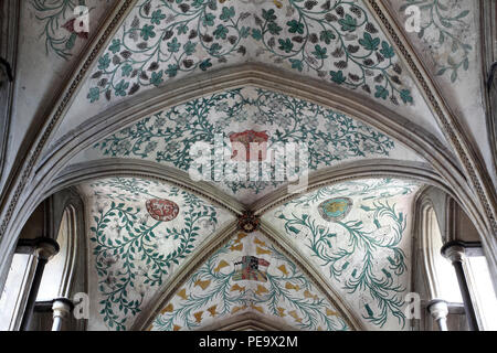 Die Decke der Kirche St. Maria und St. Blasius, Boxgrove, West Sussex. Laub und Heraldik in der Mitte des 16 C von Lambert Bernard gemalt. Stockfoto