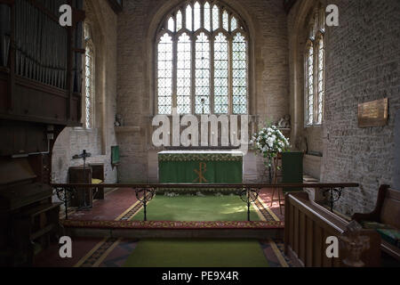 Chor oder Chor und Altar des Hl. Kenelm Kirche in Minster Lovell Stockfoto