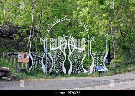 Der Eingang zum Stoney Holz, einem ehemaligen Steinbruch am Stadtrand von Wirksworth, Derbyshire, jetzt der Öffentlichkeit zugänglich als Gemeinschaft Holz. Stockfoto