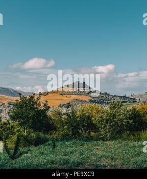 Kreta Griechenland, Aussicht auf die Berge mit niedrig hängenden Wolken und blauer Himmel und grünen Bäumen. Süden Kretas ordentlich Rethymno, GreecePhoto in Griechenland. Stockfoto