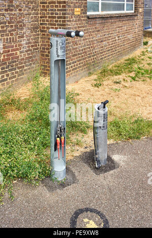 Fahrrad Reparatur außerhalb Luton station Stockfoto