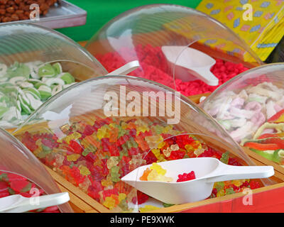 In der Nähe der bunten Gummibärchen Süßigkeiten Bären in Markt mit weißem Kunststoff Schaufeln Stockfoto