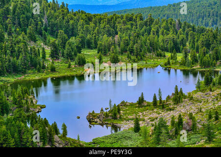 Eine aus sieben sauberste Berg Karakol Seen im Tal am Fuße des Bagatash Pass, Altai Gebirge, Russland. Bewölkt Sommer Landschaft w Stockfoto