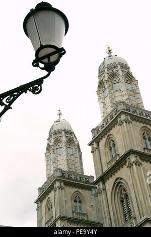 Die beiden Türme der Kathedrale von Zürich in der Schweiz, mit einem alten Laterne vor. Stockfoto