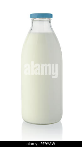 Milch in Glasflaschen auf weißem Hintergrund Stockfoto