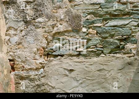 Hintergrund eines renovierten morbiden Grün, Rot, Beige, Grau brick wall Stockfoto