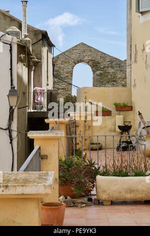 Nahaufnahme des gelben Balkone in einer alten Stadt Stockfoto