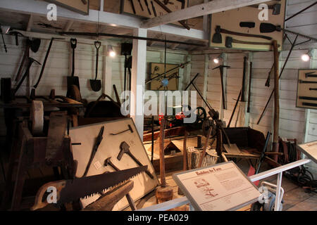 Alte Werkzeuge und Maschinen an Chippokes der Land- und Forstwirtschaft Museum, Virginia angezeigt Stockfoto