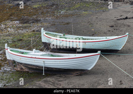 Zwei Ruderboote am Ufer. Abgebunden. Stockfoto