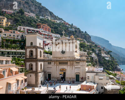 Blick auf die Kirche von Santa Maria Assuntain Positano, Italien Stockfoto
