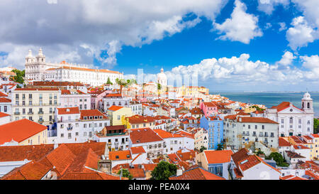 Lissabon, Portugal Skyline der Stadt über die Alfama. Stockfoto