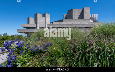 National Theater brutalist style konkrete Gebäude Teil der Londoner SouthBank, entworfen vom Architekten Denys Lasdun. Stockfoto