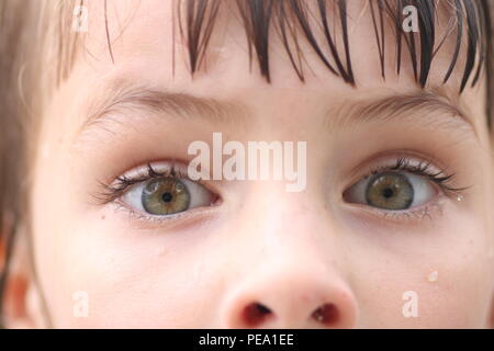 Nahaufnahme der grünen Augen mit Kind Angst ausdrücken Stockfoto