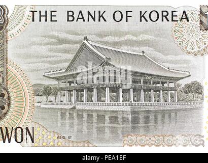 Koreanische 10.000 gewann Banknote mit einer Darstellung von Kyonghoeru Pavillion auf der Rückseite. Gyeonghoeru (Royal Banquet Hall) wurde in 1394 gebaut Stockfoto