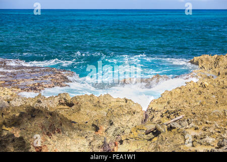 Schaumbildung stürmischen Meer und die felsige Küste bei schönem Wetter Stockfoto