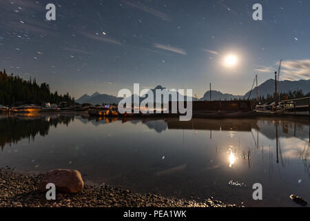 Colter Bay Marina, im Grand Teton National Park, bei Mondschein. Lange Belichtung. Stockfoto