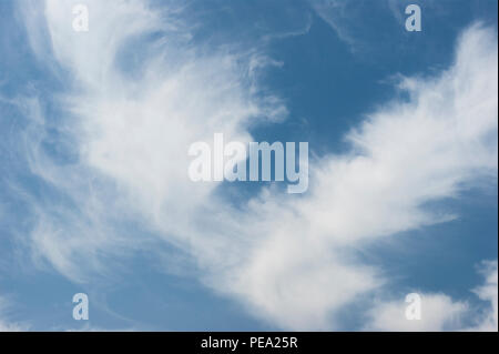 Stratus floccus Wolken in der Mitte des Tages auf den Himmel. Stockfoto