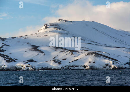 Schnee bedeckten felsigen Küste der Antarktis Stockfoto