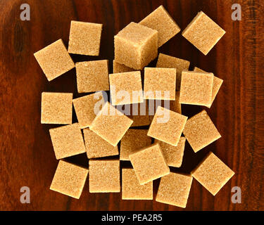 Brown Sugar cubes auf hölzernen Hintergrund von Overhead und in natürlichem Licht gedreht Stockfoto