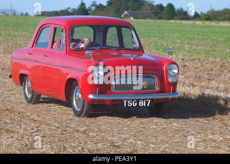 Ein roter Ford Prefect Anreisen zu einem Oldtimertreffen und Pflügen Match im Ainderby, North Yorkshire Stockfoto