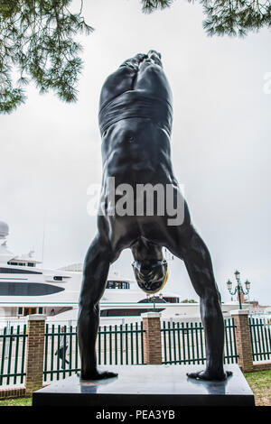 Die goldene Mitte, einem Hyperrealistischen Skulptur von Carole eine Feuerman auf der Biennale von Venedig open air Ausstellung in Venedig 2017 ausgestellt Stockfoto