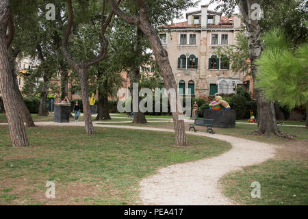 Biennale von Venedig open air Ausstellung in Venedig, 2017 mit Carole Feuerman's Arbeit in Giardini della Marinaressa, Riva dei Sette Martiri, Venedig Stockfoto