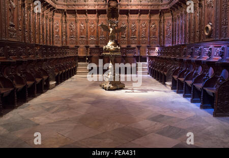 Badajoz, Spanien - 13. August 2018: Metropolitan Kathedrale des Heiligen Johannes des Täufers von Badajoz indoor. Chor Stockfoto