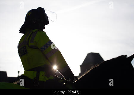 Mounted Police Officer Silhouette gegen die Sonne in Leeds Stockfoto