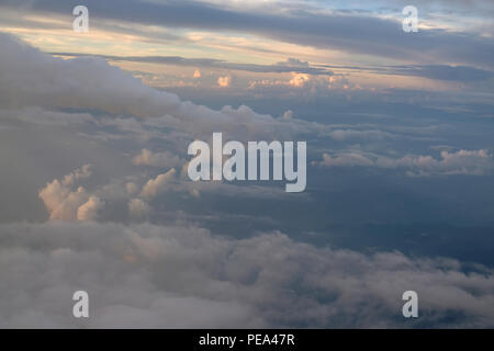 Wolken und Himmel Blick aus dem Flugzeug Fenster Stockfoto