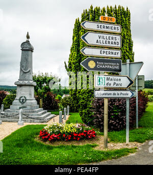 Verkehrszeichen zu Zielen in der Region Champagne in Frankreich Stockfoto