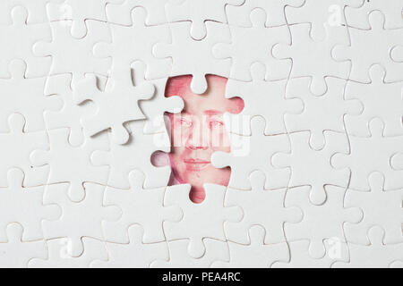 China Yuan Banknote unter Puzzle Stockfoto