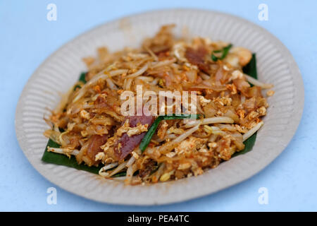 Rühren gebratene Nudeln oder Char Koay Teow auf dem Teller serviert. Stockfoto