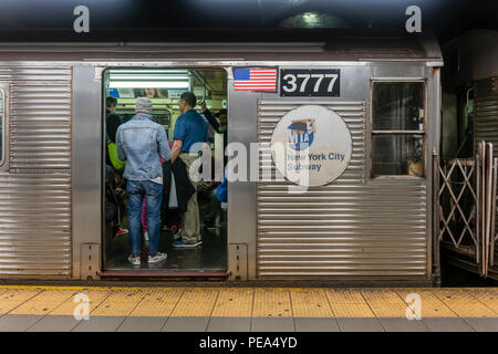 Passagiere, die in einer U-Bahn in New York City Stockfoto