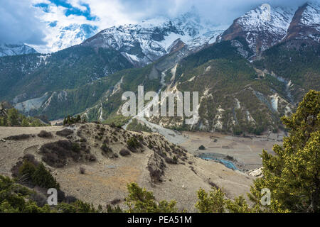 Schöne Berglandschaft mit weidenden Pferde im Himalaya auf Frühling, Nepal. Stockfoto