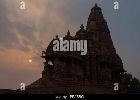 Alte Kandariya Mahadev Tempel mit aufwendigen Schnitzereien und Statuen gegen Sonnenuntergang Hindu Gott Shiva symbolisiert Kraft und Stärke gewidmet Stockfoto