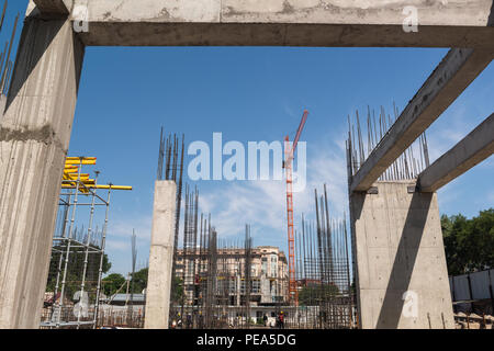 Bau eines neuen Gebäudes, Beton und Bewehrung mit Kran, allgemeine Ansicht Stockfoto