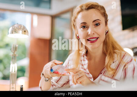 Reflektierende reifen Frau fragt nach Nagellack Stockfoto