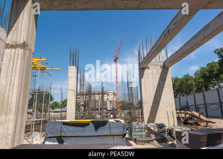 Bau eines neuen Gebäudes, Beton und Bewehrung mit Kran, allgemeine Ansicht Stockfoto