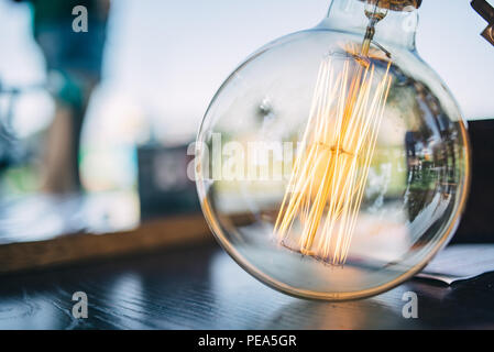 Hängende retro Glühbirne, Wärme Licht Lampe, Antike Stockfoto