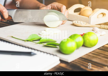 Cook ist Zerkleinern von Zwiebeln, closeup Schießen, Schneiden Stockfoto