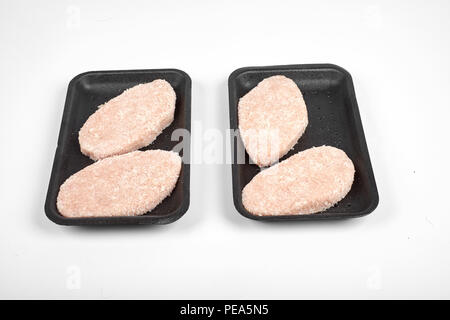 Rohes Hähnchen schnitzel im Paket. Auf einem weißen Hintergrund. Stockfoto