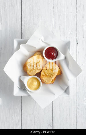 Knoblauch Brot auf weißem Hintergrund. Stockfoto