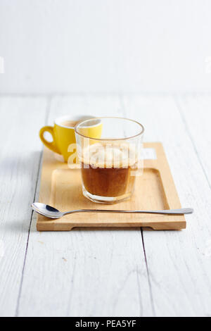 Affogato Kaffee mit Eis auf weißem Hintergrund. Stockfoto